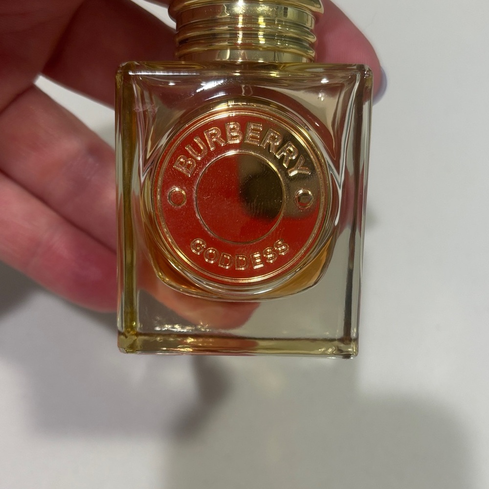 Burberry Goddess Perfume - Picture 6 of 7